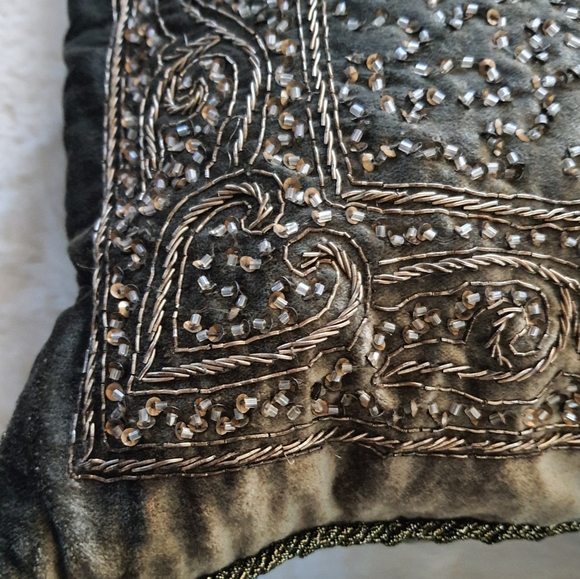 Set of 2 Bombay (16") Green Beaded Medallion Pillows Velvet Feather Down - Picture 11 of 11